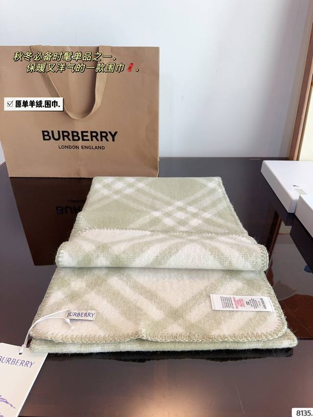 Comes with a gift box The most gentle color scheme of Burberry scarf is a cashmere scarf with a great atmosphere. Don't you want to order such a beautiful scarf now?