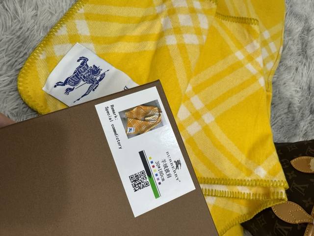 New scarf, Burberry. Original beautiful item, classic explosive item, returns to the forefront. Burberry's new imported Nepalese cashmere top embroidery scarf is definitely a screaming quality fashion brand's top design Essential high-end products fo