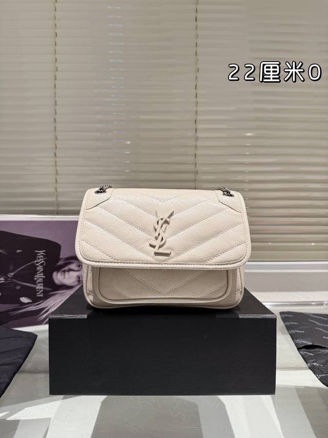 Box size: 22cm Niki is really easy to carry, it looks really nice and unique Ysl Niki leather material soft and sticky texture cowhide! cowhide! Ysl is made of cowhide both inside and outside