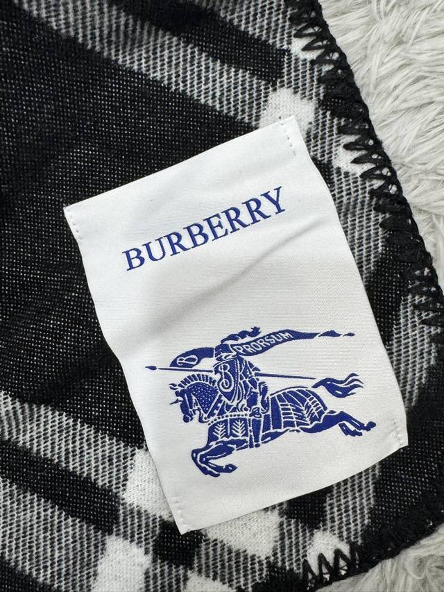 New scarf, Burberry. Original beautiful item, classic explosive item, returns to the forefront. Burberry's new imported Nepalese cashmere top embroidery scarf is definitely a screaming quality fashion brand's top design A must-have high-end boutique