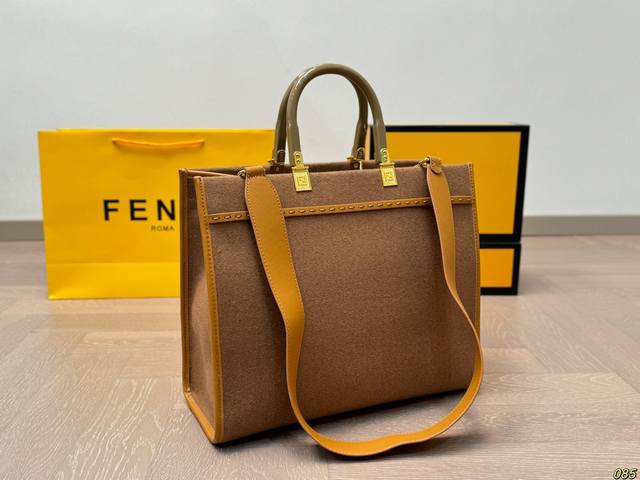 The large Fendi tote bag has excellent appearance and capacity, but it is both trendy and cool. It is a must-have for fashionable girls and suitable for daily commuting. The size of the large Fendi tote bag is 35 30: