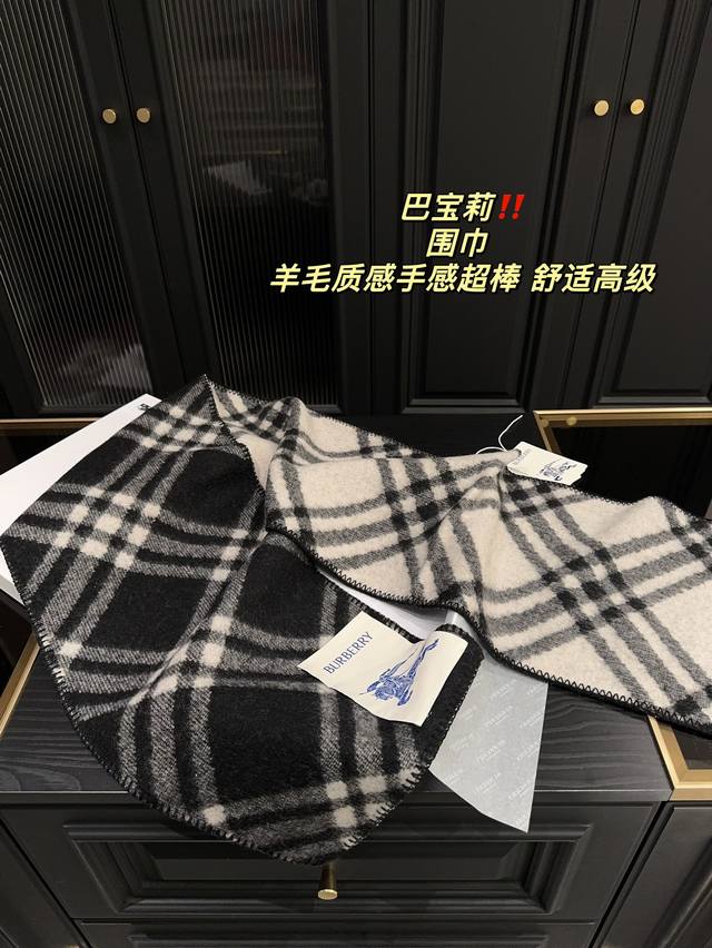 The low-key luxury of pairing Burberry scarves with boxes! This Burberry scarf is extremely easy to match, suitable for both men and women. The more you look at it, the more you love it, the more fashionable it becomes, and the more you look at it, t