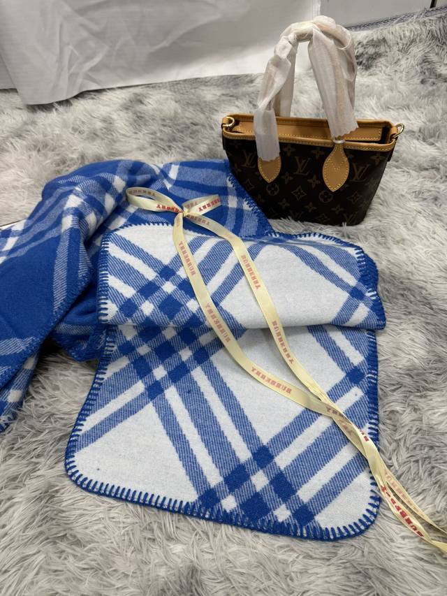 New scarf, Burberry. Original beautiful item, classic explosive item, returns to the forefront. Burberry's new imported Nepalese cashmere top embroidery scarf is definitely a screaming quality fashion brand's top design Essential high-end products fo