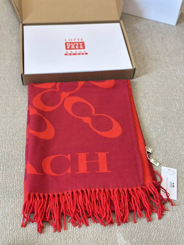 Comes with a box of wool scarf Size: 70 * 180cm Coach's new jacquard scarf. The wool feels super thick, soft, and comfortable, with a high-end aura and a stable 
