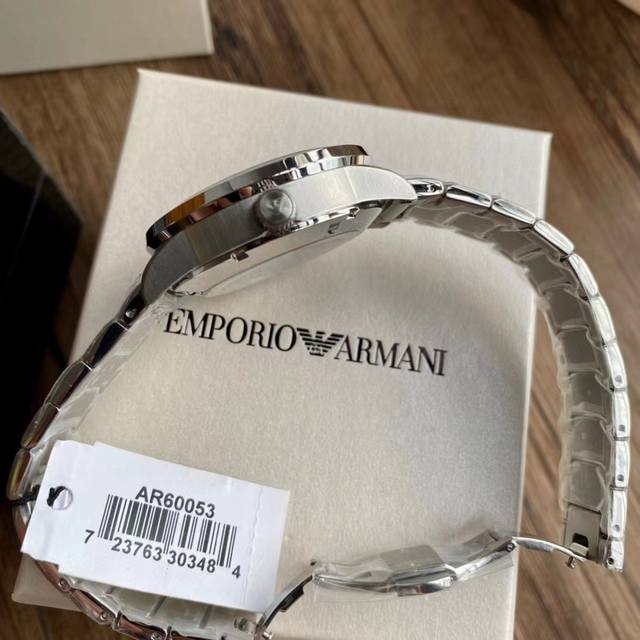 Armani AR60053 silver hollowed out diamond inlaid perspective automatic mechanical watch! Hollow perspective window, with texture pointers and sharp lines that leap into the hand! The green dial paired with a 316 steel strap bracelet is grand and bea