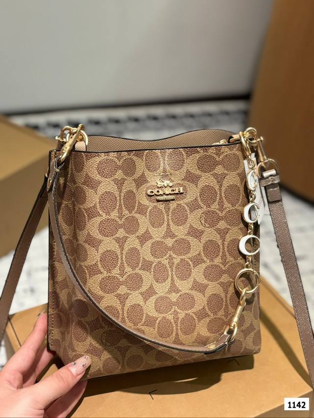 Coach Coach bucket bag is here! Fashionable, lightweight, versatile shoulder bag. Crossbody bag collection beauties! Squat it! Squat it! Squat it! Bucket bag | Bag sharing | Showcasing new bags | Coach Coach Coach hangs up size: 19 22.5: