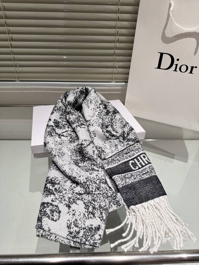 The new autumn and winter college style double-sided scarf has a thick, soft and super versatile feel, making it a fashionable item that can be used as a scarf or shawl! One side is decorated with the 