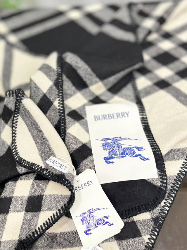Comes with a box tote bag, Burberry Equestrian Knight logo, carpet edge, sewn wool scarf. Who hasn't owned this warm scarf yet? Double sided cashmere scarf, decorated with a new season plaid pattern