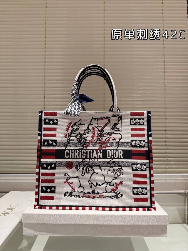 Original embroidery 215 190 Dior jacquard tote bag with inner lining Dior Book Tote. This year's favorite shopping bag Tote is the bag I use the most times because of its super large capacity. No matter what: