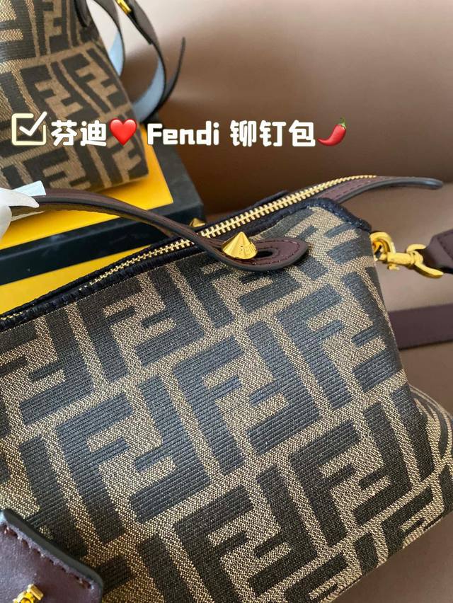 Fendi counter rivet style original mold customization portable shoulder bag, decorated with the latest f logo. Paired with the premium original logo, there is a large capacity space inside. Leisurely yet elegant, exquisite craftsmanship. Identify the