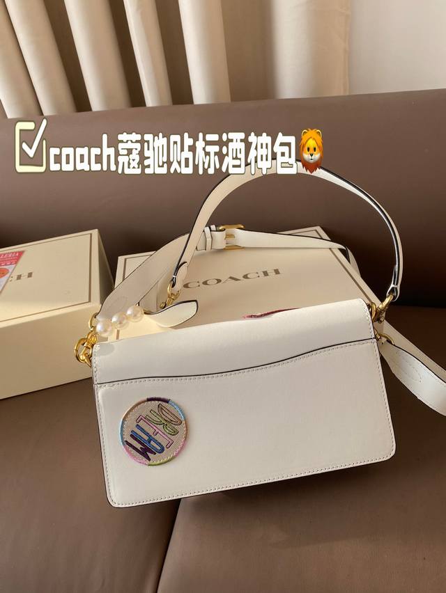 The color combination of Coach Coach Label Wine God Bag this time is simply a fairy color scheme! High in appearance and versatile, suitable for both handheld and crossbody use, this is the Coach Wine God! Cute and able to pretend! Handheld crossbody