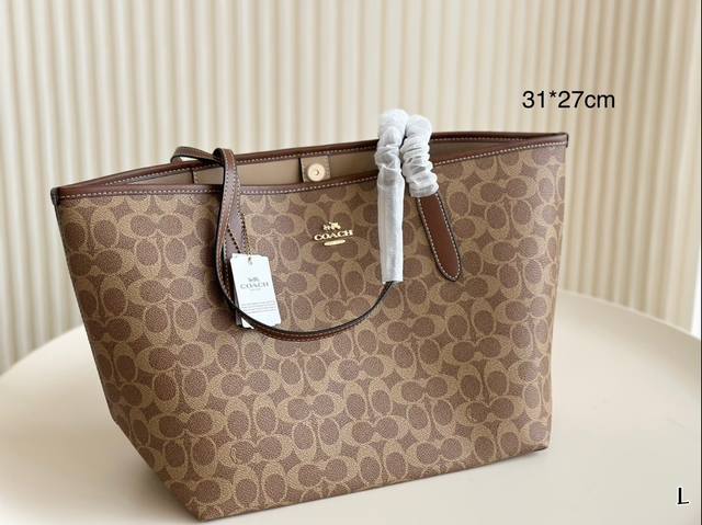 The latest shopping bags from Coach's OEM factory are shipped with top quality, shiny hardware logo, stir fried chicken fire, practical styles, versatile styles, lining logos, fashionable and versatile styles, super age reducing, and favorite items.