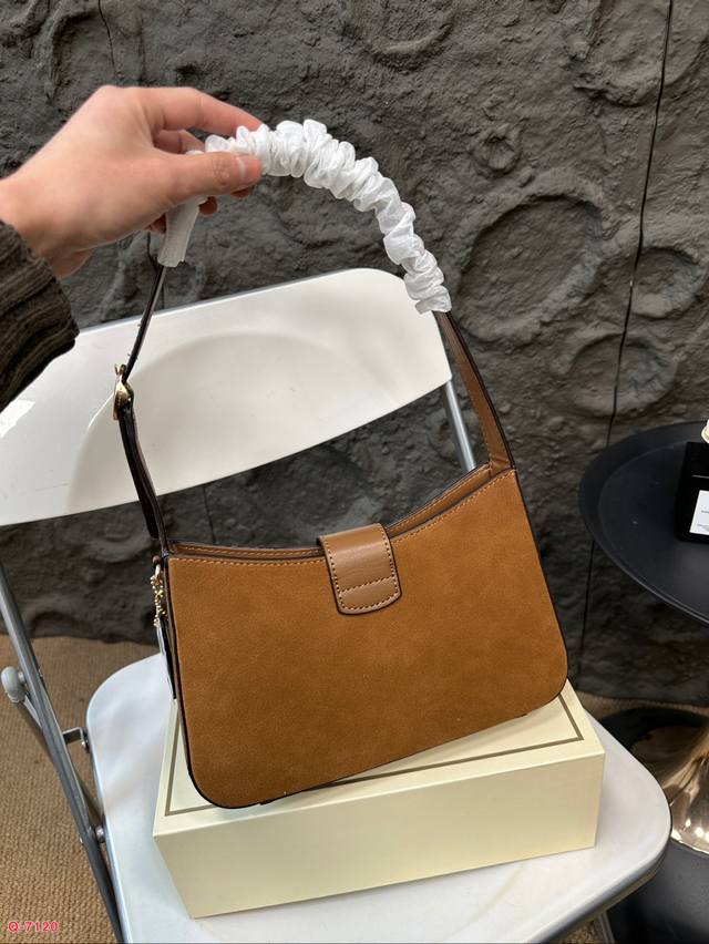 Paired with a folding box, Coach under the armpit amplifies the trick! The new Eliza series is really amazing! The minimalist design is truly eye-catching! The color is simple yet elegant, full of fashion sense, easy to match to create a sense of fas