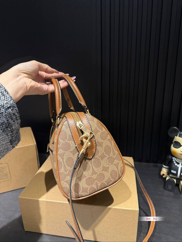 Coach Coach Mini Pillow Bag with Box, New Product Super Cute Mini Boston Small Body, Large Capacity! Size: 25 * 16: