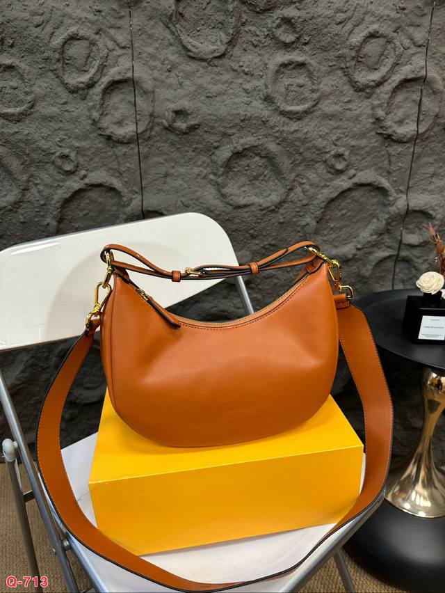 Paired with a folding box, the new Fendi Pea Crescent Underarm Bag is really beautiful. The color scheme is particularly high-end and the dense material is cowhide, which is very durable. The metal Fendi logo at the bottom has a unique texture! Size