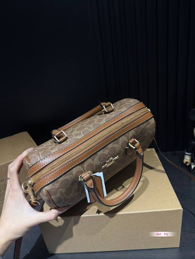 Coach Coach Mini Pillow Bag with Box, New Product Super Cute Mini Boston Small Body, Large Capacity! Size: 25 * 16: