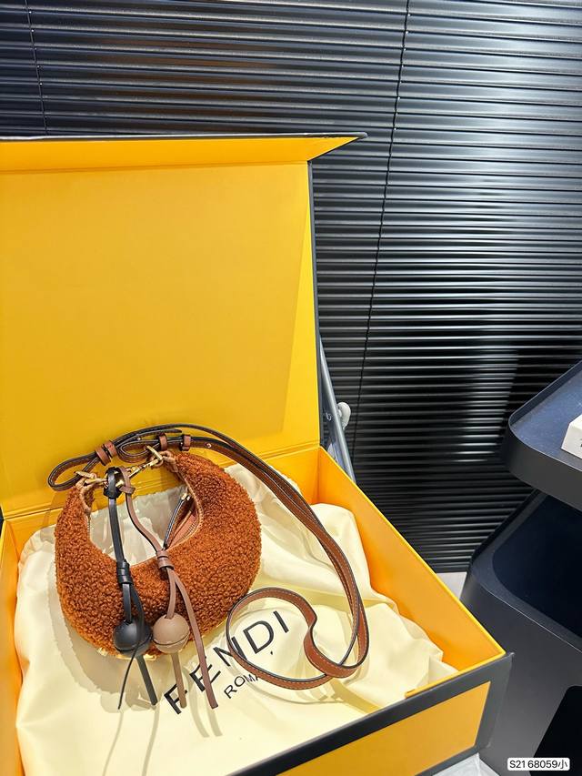 The logo metal design at the bottom of the Fendi Half Moon Bag and Lamb Hair Wrist Bag, which comes with a folding box for a small size, is really amazing. It's high-end, full, and not boring! Size: Small size 20 10 Item number Small 68059: