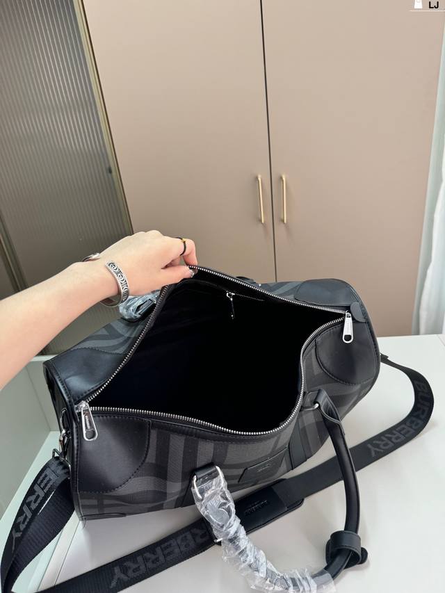 Burberry travel bag is a handsome and versatile travel bag with a classic design that is spacious and suitable for both men and women. It has a large Lj size of 45.18.26
