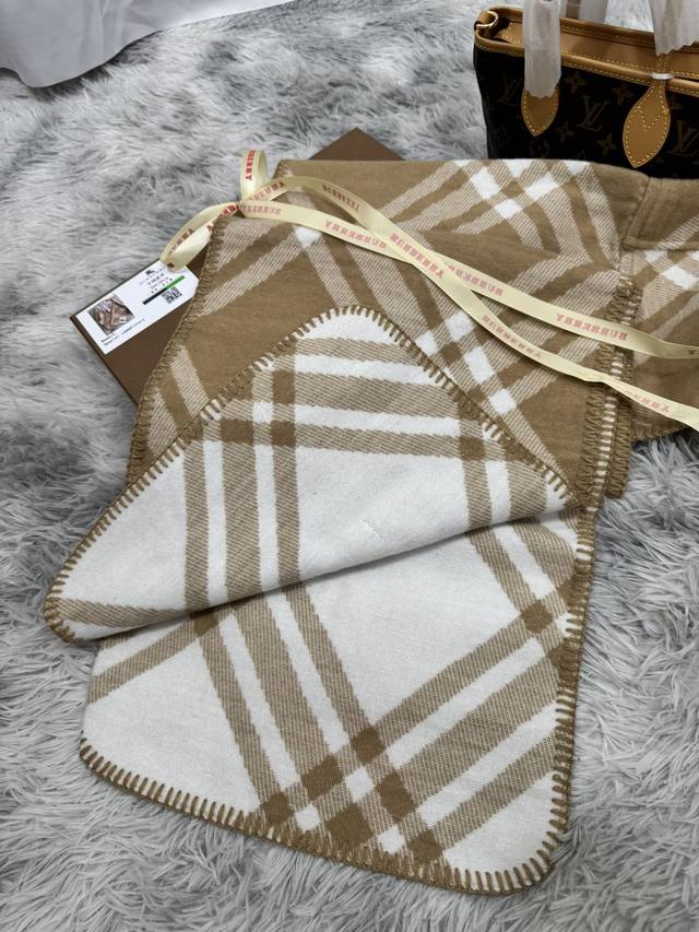 New scarf, Burberry. Original beautiful item, classic explosive item, returns to the forefront. Burberry's new imported Nepalese cashmere top embroidery scarf is definitely a screaming quality fashion brand's top design Essential high-end products fo