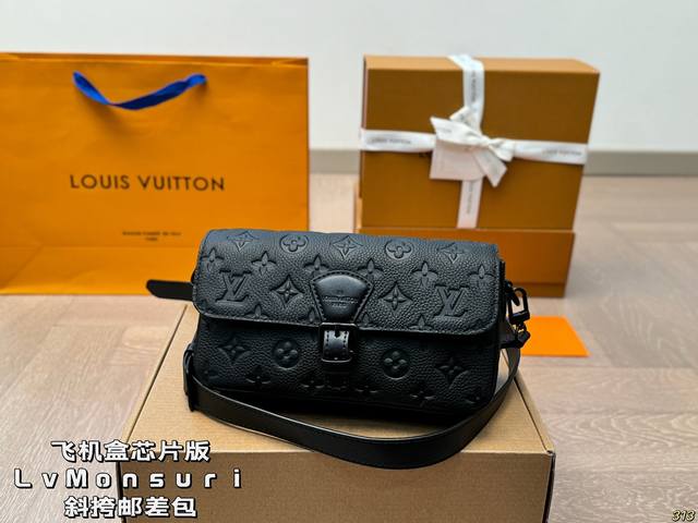 The latest spring and summer Montsouris series men's small messenger bag with a square and long bag shape that has a bit of a French stick smell. The overall All Black design is really cool