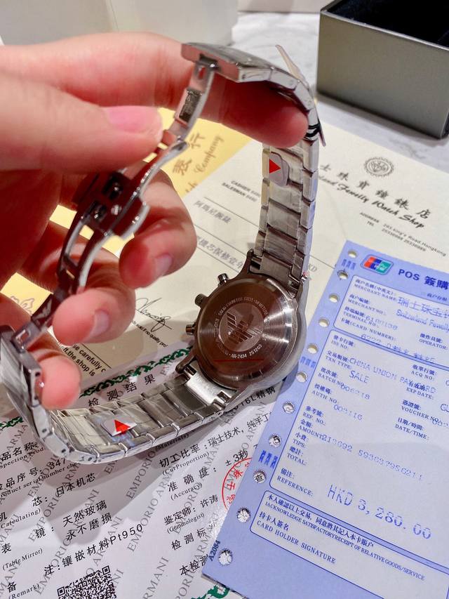 The true original Armani Renato series details can be seen in the high-quality and fashionable men's watch, the noble Iron Prince, with a deep and elegant black large dial and three eye multifunctional business quartz watch. The dial diameter is 43mm