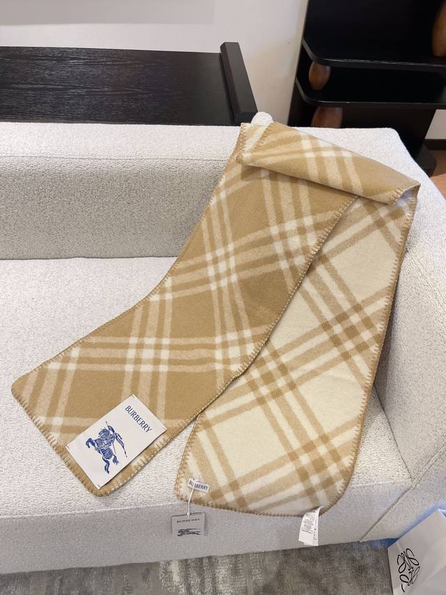 Gift box+5 Burberry plaid scarf is really amazing! Fashionable, unique, and warm with a perfect concave design to create an atmosphere. Don't miss out if you love personalized fashion! 100% sheep wool soft touch