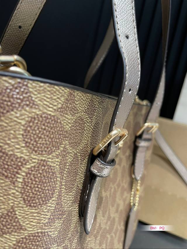 New Coach Mollie25 tote bag for Valentine's Day in January 24, with box matching. The latest shopping bag from Coach Coach OEM factory is shipped with top-quality shiny hardware logo and practical style. Multi purpose lining. lo: