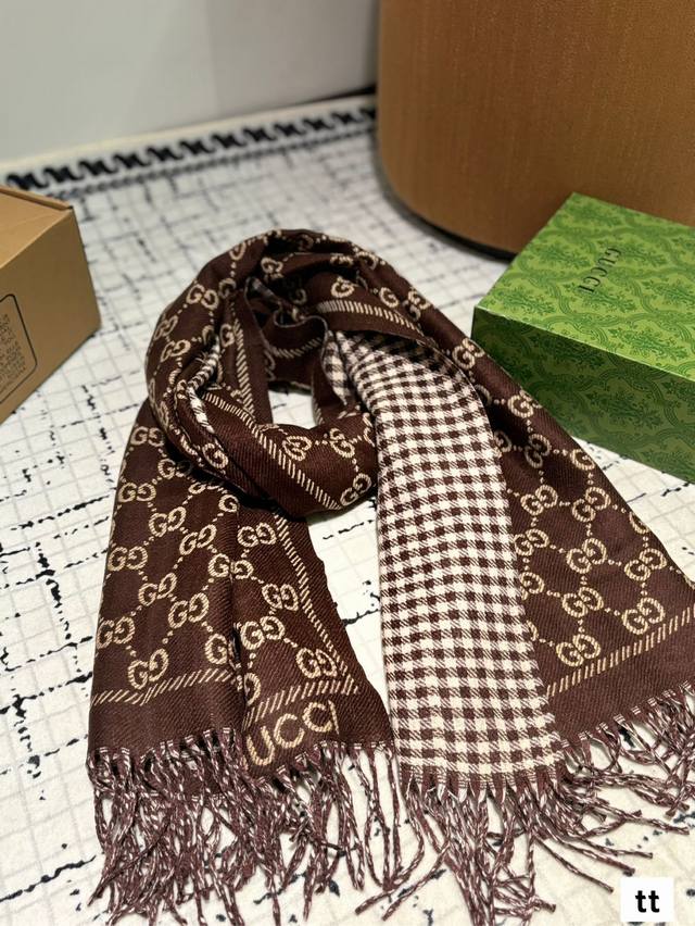 Comes with a gift box The most gentle color scheme of Gucci scarf is a cashmere scarf with a great atmosphere. Don't you want to order such a beautiful scarf now