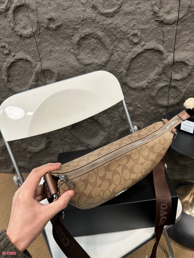 Equipped with a folding box, Coach's new PACE crescent shaped bag and cow horn bag, with a wide canvas shoulder strap design that can be adjusted in length!! It can be worn under the armpit or slung over the shoulder, making it a super versatile item