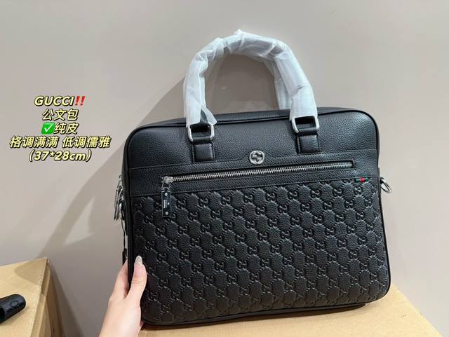 Pure leather size 37.28, cool and stylish Gucci briefcase exudes a low-key, steady and elegant atmosphere! The design is quite broad and stylish! The more you use it, the more it will precipitate! More low-key and steady!! Can be carried on one shoul