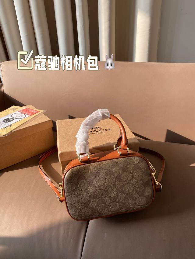 Is Coach's June new product a small square bag that you like? Coach's new product looks great this time, with versatile styles and colors, and a long shoulder strap that can be worn diagonally. The bag's capacity is also very large, making it perfect