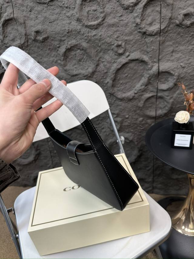 Paired with a folding box, Coach under the armpit amplifies the trick! The new Eliza series is really amazing! The minimalist design is truly eye-catching! The color is simple yet elegant, full of fashion sense, easy to match to create a sense of fas