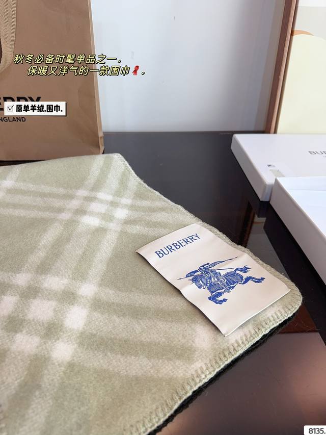 Comes with a gift box The most gentle color scheme of Burberry scarf is a cashmere scarf with a great atmosphere. Don't you want to order such a beautiful scarf now?