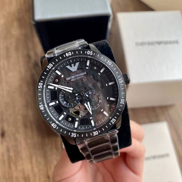 Armani ar60054 silver hollowed out diamond inlaid perspective automatic mechanical watch! Hollow perspective window, with texture pointers and sharp lines that leap into the hand! The black dial paired with a 316 steel strap bracelet is grand and bea