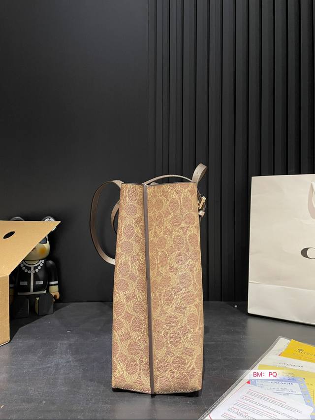 New Coach Mollie25 tote bag for Valentine's Day in January 24, with box matching. The latest shopping bag from Coach Coach OEM factory is shipped with top-quality shiny hardware logo and practical style. Multi purpose lining. lo: