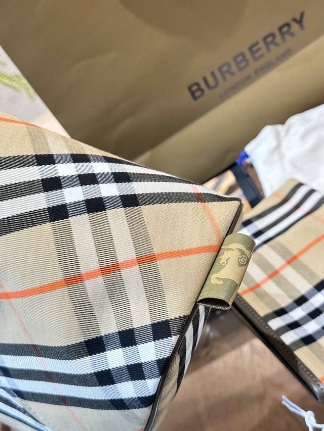 Burberry's new model has finally shipped its classic diagonal plaid backpack, which looks great. B's latest soft and upright shoulder bag is made of cotton twill fabric. Crafted in an Italian workshop, it is decorated with a unique grid pattern exclu