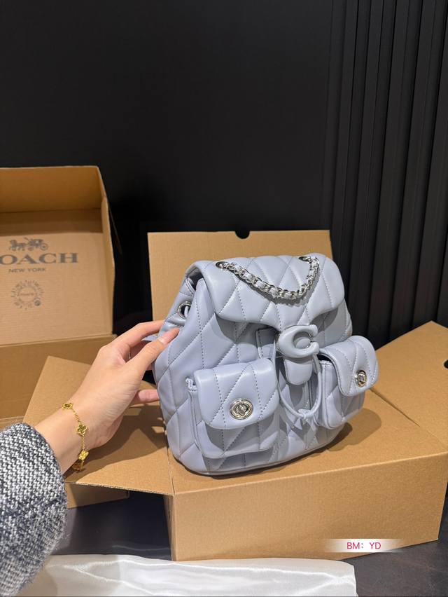 The Coach Coach Shoulder Tabby Backpack with Airplane Box is a versatile and versatile backpack that reshapes the coach design of the 1970s in a modern way. Its multifunctional style can be used as a backpack