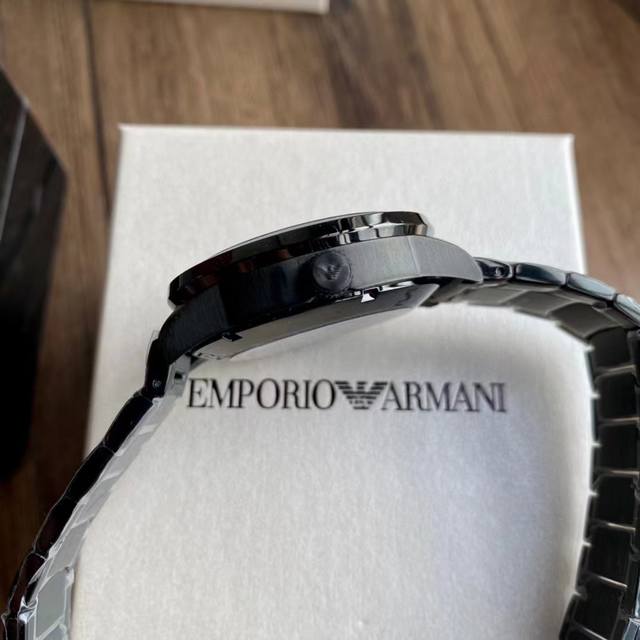 Armani ar60054 silver hollowed out diamond inlaid perspective automatic mechanical watch! Hollow perspective window, with texture pointers and sharp lines that leap into the hand! The black dial paired with a 316 steel strap bracelet is grand and bea