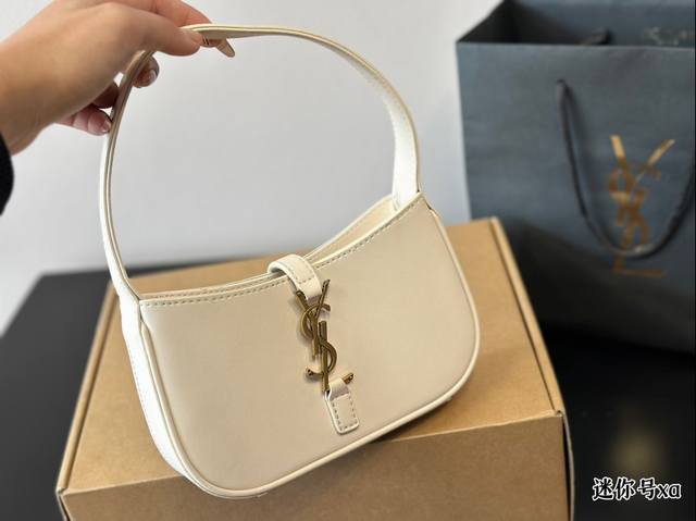 The next popular item in the lacquered leather full set packaging is the Ysl new underarm bag. The Ysl upcoming underarm bag has some similarities in appearance with the Gucci Jackie 1969 and Prada Leo underarm bags. 2