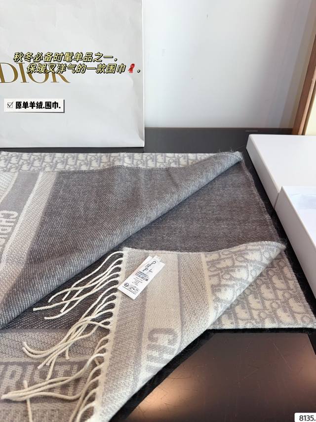 Comes with a gift box The most gentle color scheme of Dior scarves is a cashmere scarf with a great atmosphere. Don't you hurry up and order such a beautiful scarf