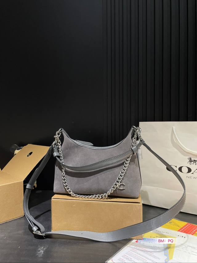 Paired with a box, Coach's new armpit bag with a spicy girl style is also so cool. The new product is so beautiful, and the new bag has a good shape for carrying. It's really cool. Family size: 25 17: