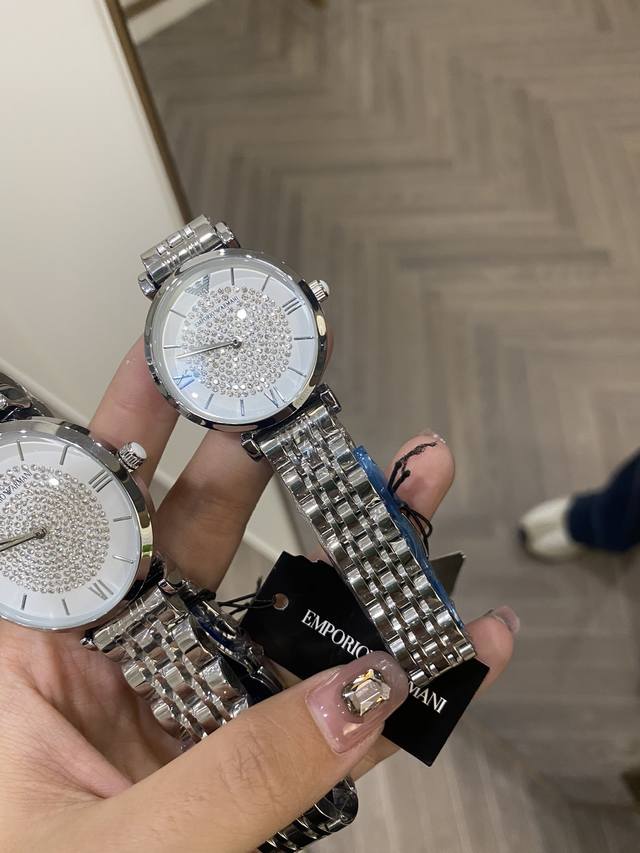 High quality Armani Starry Sky women's watch, I think girls all like this bling bling watch. Men's tickets, husbands should buy one for their girlfriends! Long out of stock. Pictures cannot capture the beauty of real objects, but real objects are rea
