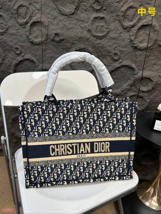 Small size 26.21cm, medium size 35.27cm, large size 40.31cm, Dior shopping bag. This year's heavyweight counter classic bestseller combines two different styles: handsome and elegant