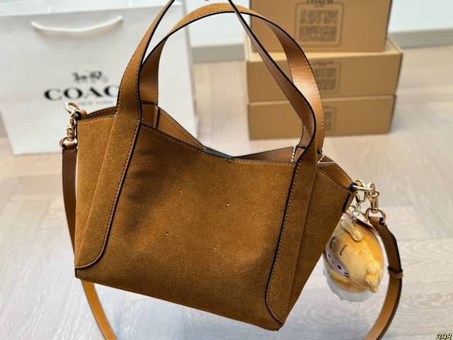 Aircraft box with pendant Coach handbag Perfect for daily commuting cool and cute Extreme beauty Perfect girl is you Size 21 17: