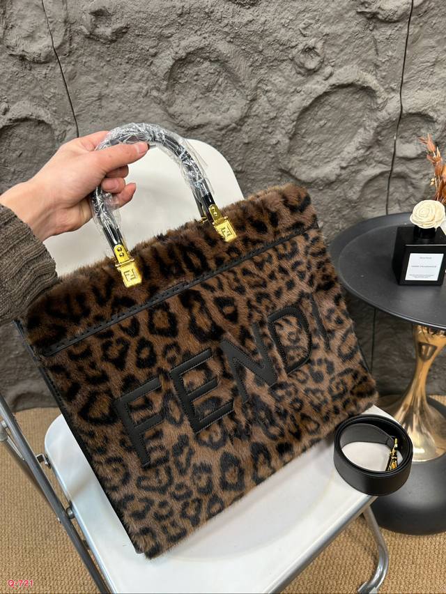 Fendi is just the latest cashmere tote bag for autumn and winter this year. The body of the bag is very lightweight, and the medium space is also sufficient. The appearance and texture are absolutely stunning!! Flannel is soft, elegant, and gentle. I