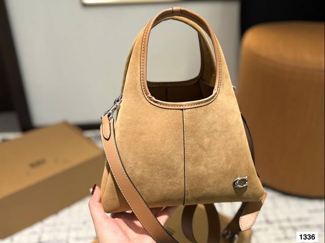 Paired with a box, the Coach Bucket Bag is simple yet not simple. This bag is versatile in meeting daily office capacity needs and offers versatile clothing options such as Clean Fit, neutral style, and mixed sports style