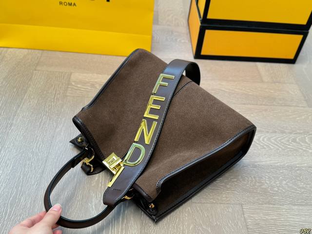 The Fendi tote bag is full of texture and easily interprets retro fashion. The bag shape is quite wide, simple but not simple, and does not require too much decoration. When paired with suits and t-shirts in daily life, it can fully reflect the sense