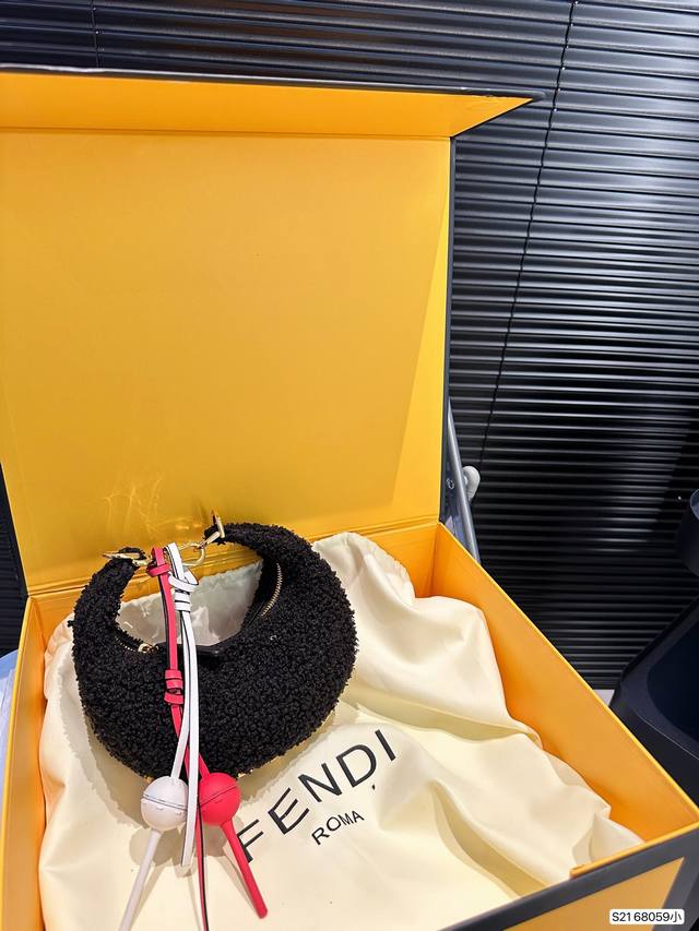 The logo metal design at the bottom of the Fendi Half Moon Bag and Lamb Hair Wrist Bag, which comes with a folding box for a small size, is really amazing. It's high-end, full, and not boring! Size: Small size 20 10 Item number Small 68059: