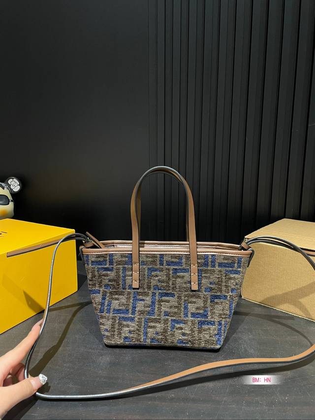 Paired with a foldable gift box, the Fendi Roll basket effortlessly embodies retro fashion. The bag is spacious, simple yet not simple, and does not require excessive decoration. When paired with suits and t-shirts in daily life, it can fully reflect