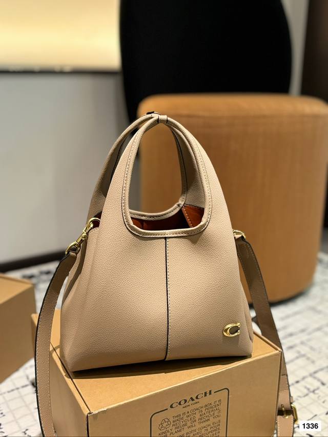 Paired with a box, the Coach Bucket Bag is simple yet not simple. This bag is versatile in meeting daily office capacity needs and offers versatile clothing options such as Clean Fit, neutral style, and mixed sports style